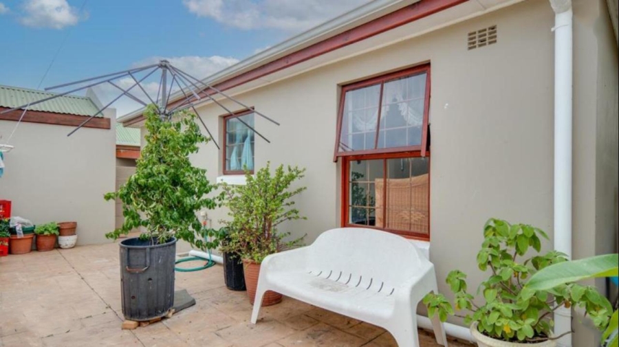 3 Bedroom Property for Sale in Milkwood Park Western Cape